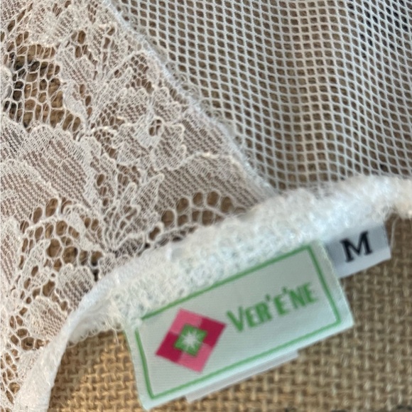 Ver’E’Ne Lace dress. Medium. - Picture 4 of 5